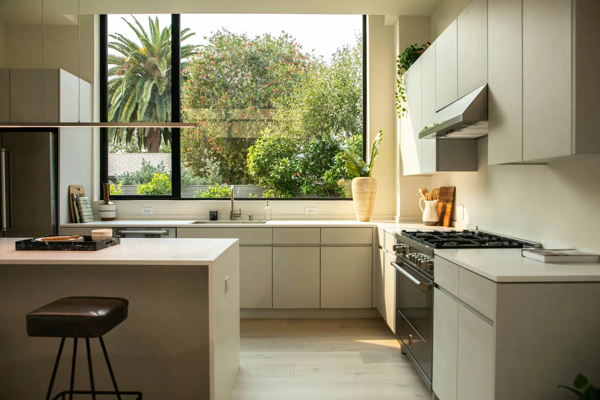 Dapur modern dengan kitchen set custom dan pencahayaan alami di hunian PIK
