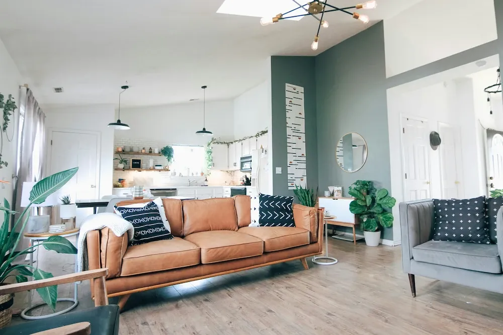 Ruang tamu dengan desain interior modern dan furnitur kayu hangat