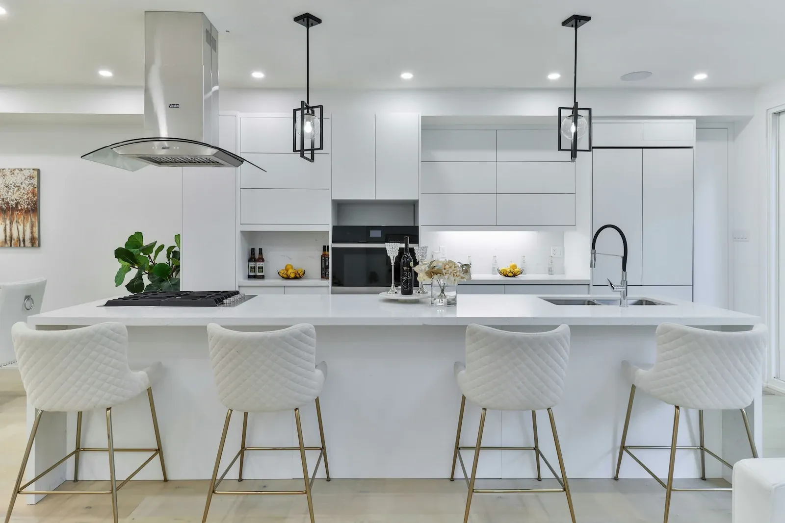 Kitchen set custom modern dengan island di hunian PIK