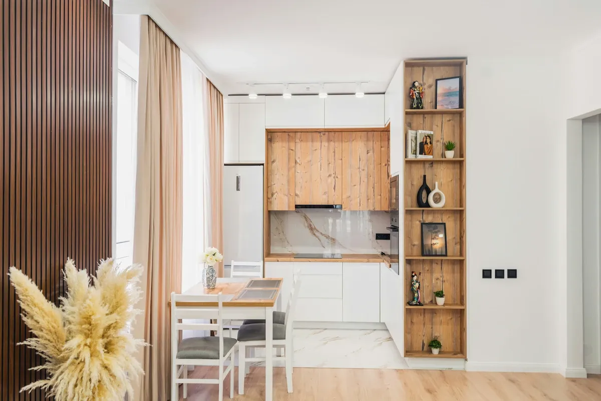 Model kitchen set custom kombinasi material putih dan kayu untuk apartemen